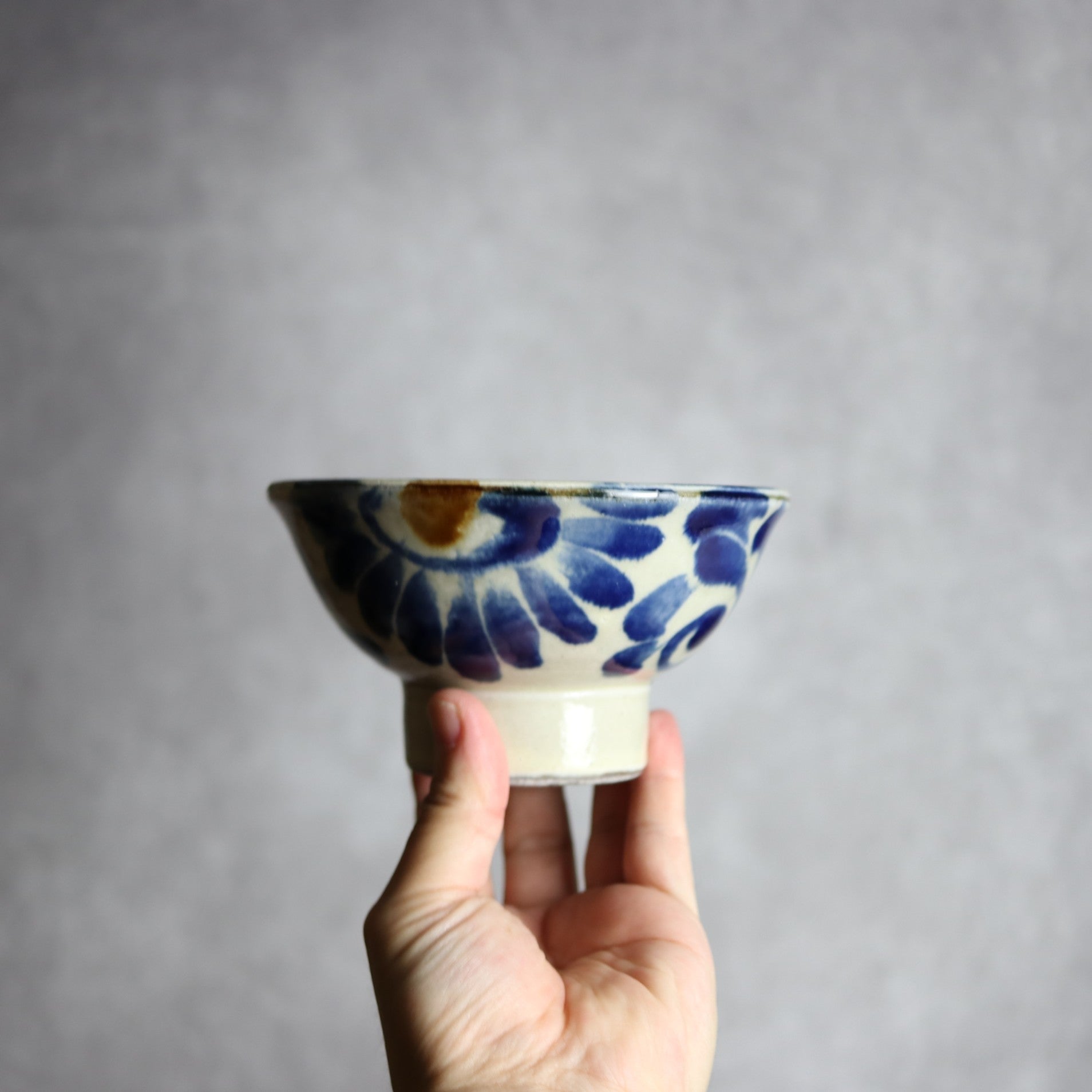 茂生窯 - 4.5寸マカイ2 飴 呉須釉 菊唐草 やちむん 陶器 茂生窯 - mundasui