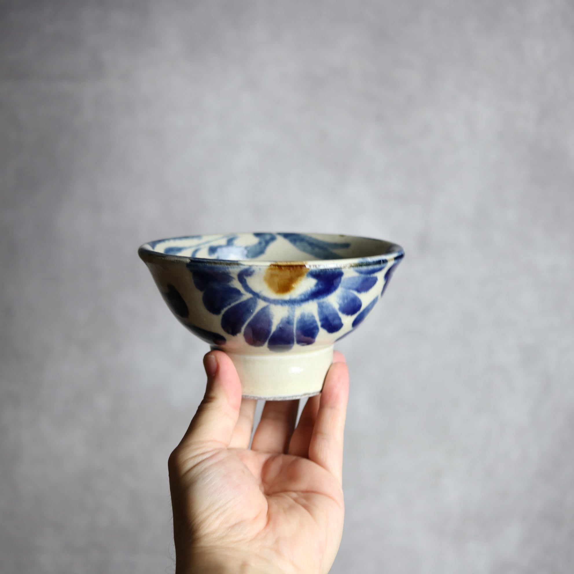 茂生窯 - 4.5寸マカイ2 飴 呉須釉 菊唐草 やちむん 陶器 茂生窯 - mundasui
