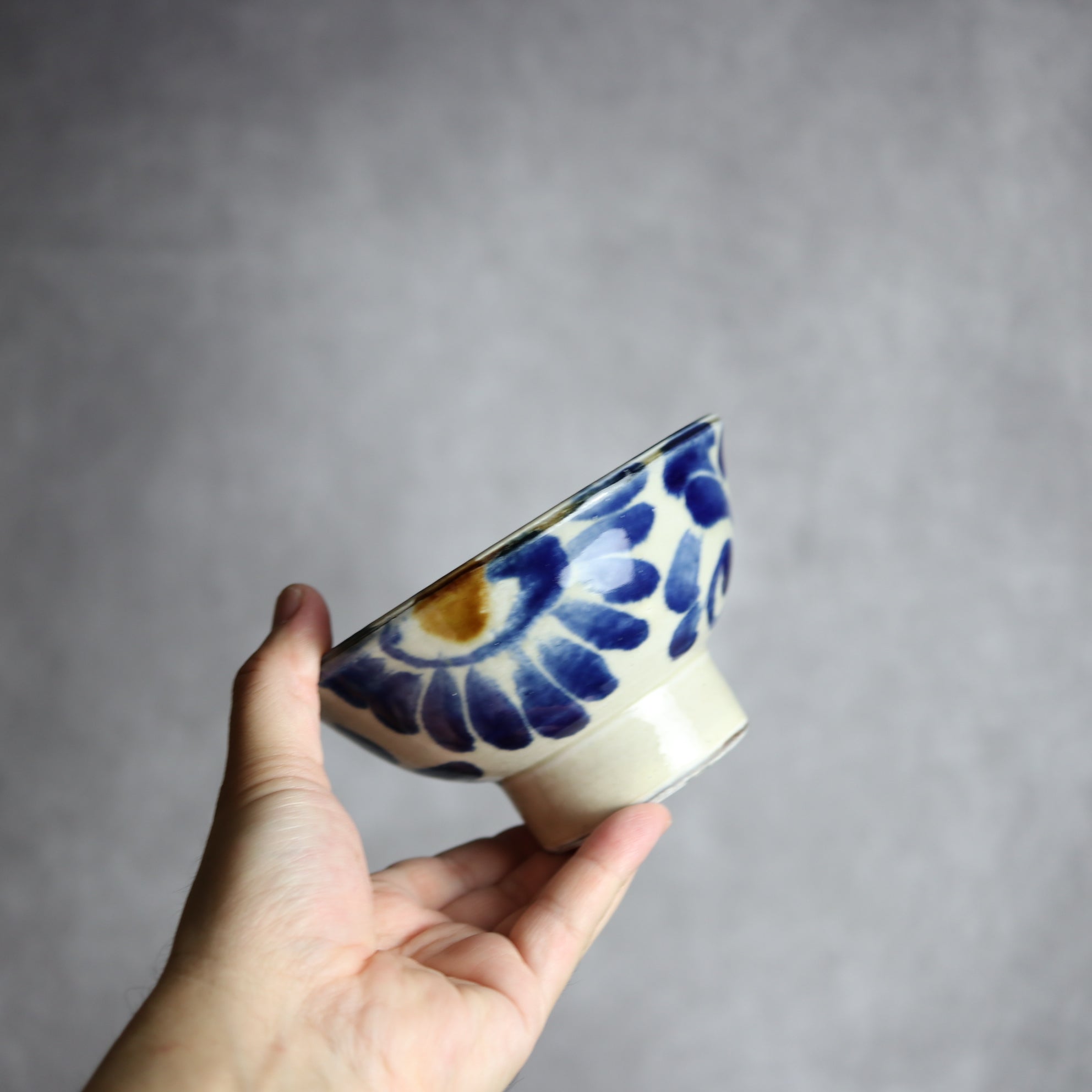 茂生窯 - 4.5寸マカイ2 飴 呉須釉 菊唐草 やちむん 陶器 茂生窯 - mundasui