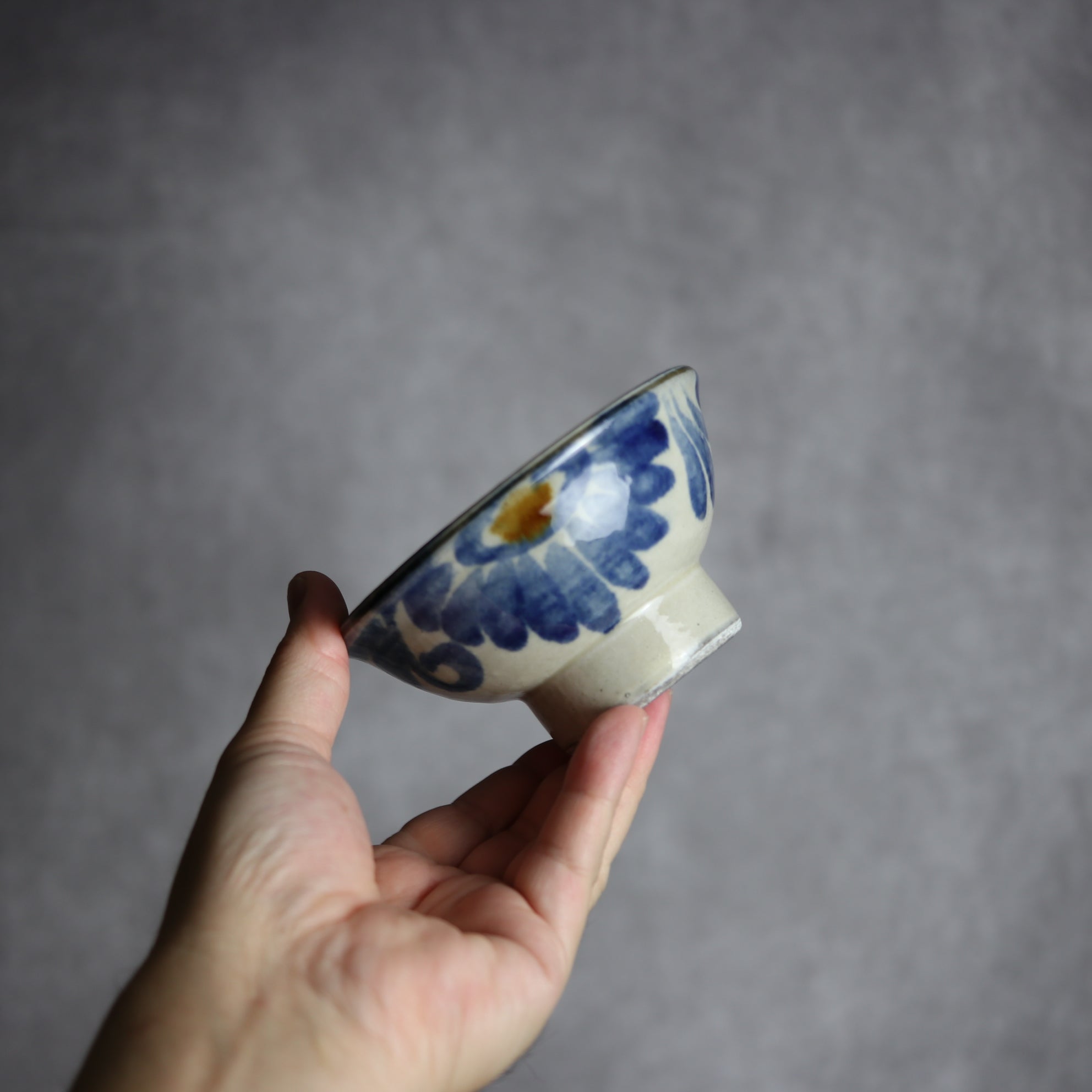 茂生窯 - 3.5寸マカイ3 飴 呉須釉 菊唐草 やちむん 陶器 茂生窯 - mundasui